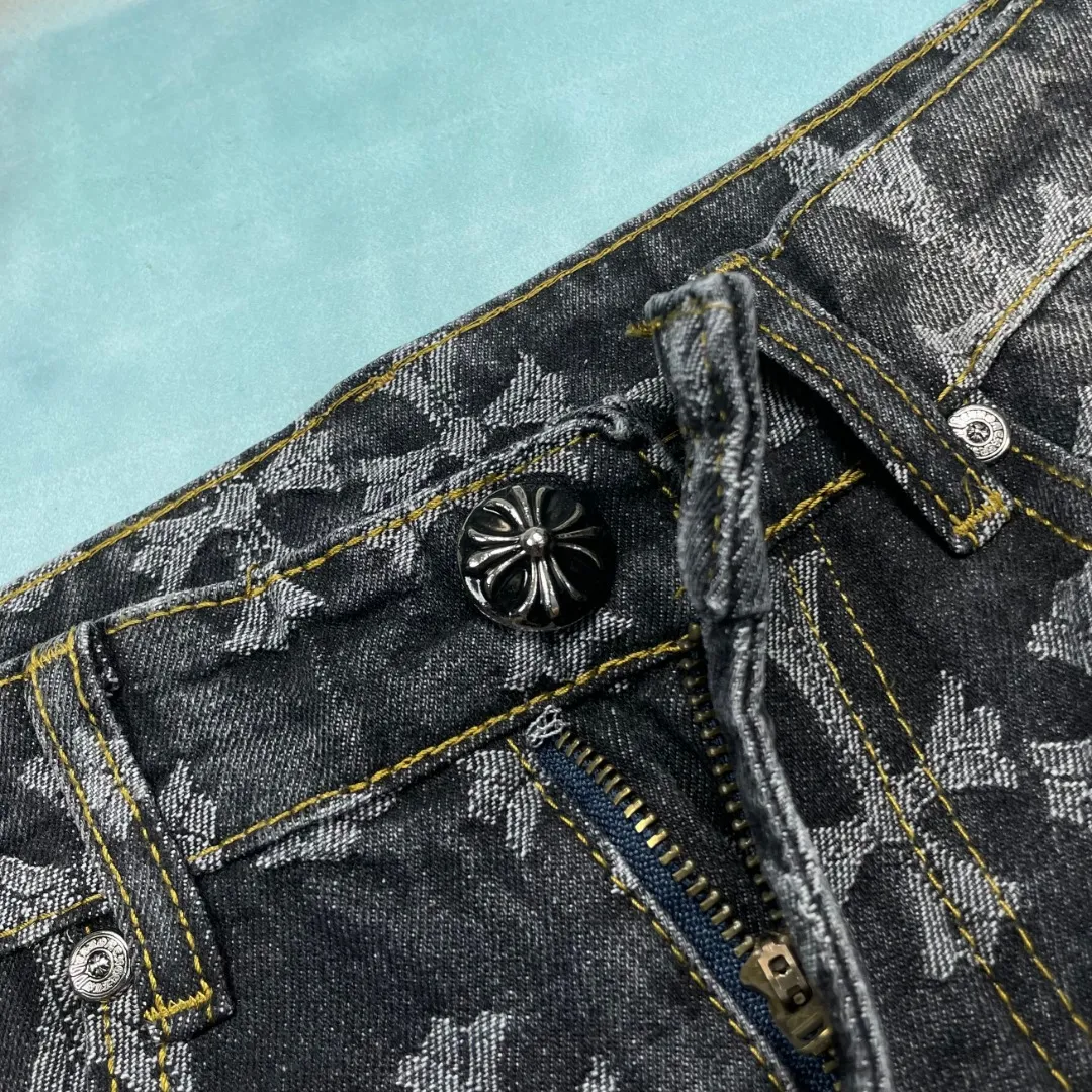 🅿️250 🔘Style No.-KL315 🔘Cro Heart𝐂𝐡𝐫𝐨𝐦𝐞 𝐇𝐞𝐚𝐫𝐭 CH All-over Printed Jacquard Bootcut Jeans* This new 2024 autumn cross-printed jeans continues the unique style of Croix Heart. The iconic cross is printed all over the design, which is eye-catching and unique, highlighting the brand's genes. Made of 100% denim cotton fabric with heavy thread count, it is stiff and stylish, maintaining a tough appearance while being soft and skin-friendly, breathable and comfortable, suitable for daily wear. The silver buckle design on the lapel adds a refined texture, and the custom hardware details are exquisite to enhance the overall style. The dark yellow cross logo is all over the body of the pants, which is generous and individual without being too exaggerated. Designed in the same style for couples, both men and women can easily wear it. Complete with three standards, it is different from the ordinary version, and the quality is guaranteed. Whether it is paired with a simple T-shirt to create a casual style, or combined with a personalized top to show a trendy feel, it can be perfectly adapted.  Size: S M L XL XXL (28.30.32.34.36) Color: Black